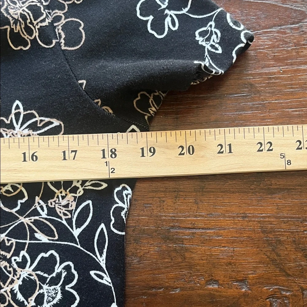 Chico's Black Short-Sleeve Floral Outline Tee Top Sz 1 - Picture 9 of 12